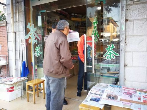 10257号线刘行站1号口扶梯安装菊太路近长白山路施工现场2处报刊零售